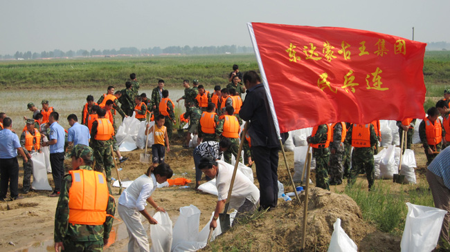 東達(dá)集團(tuán)民兵連積極投入達(dá)旗抗洪搶險(xiǎn)行動中