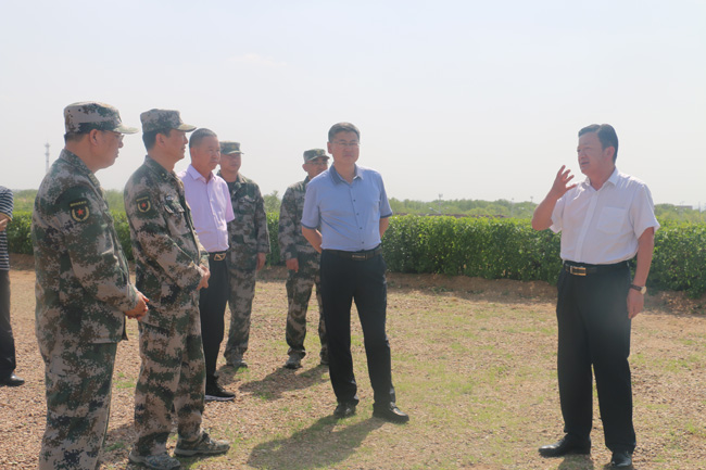 中國人民解放軍內(nèi)蒙古軍區(qū)政委王炳躍來風(fēng)水梁考察