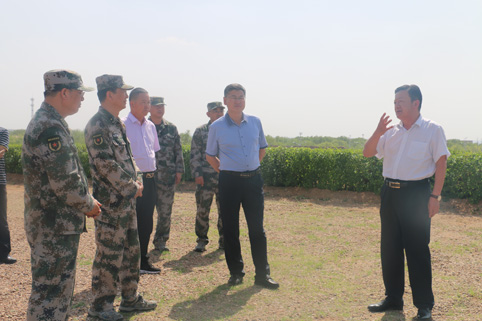 中國人民解放軍內(nèi)蒙軍區(qū)政委王炳躍來風(fēng)水梁考察